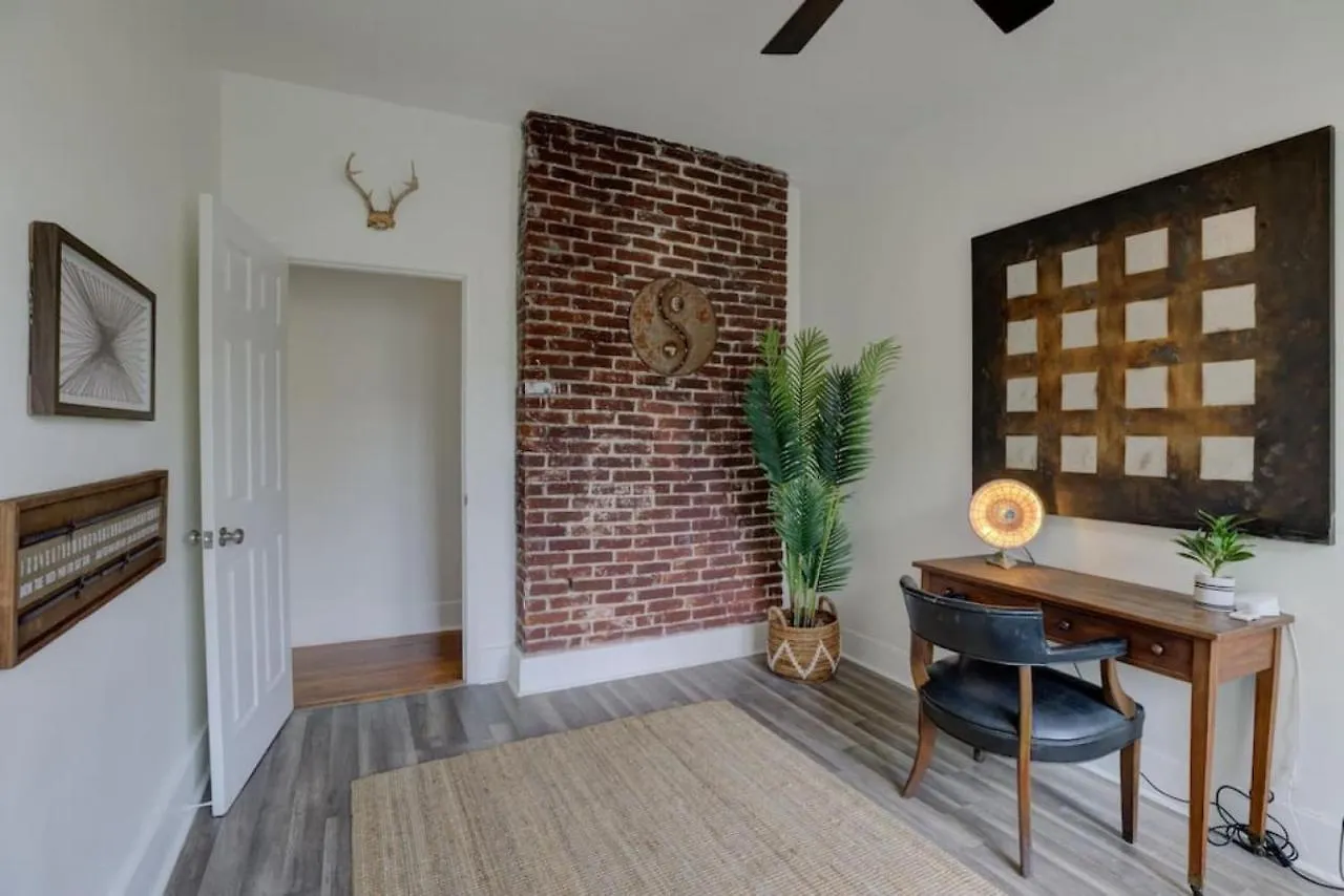 Walk To Overton Square From Your Historic Retreat Memphis Holiday home